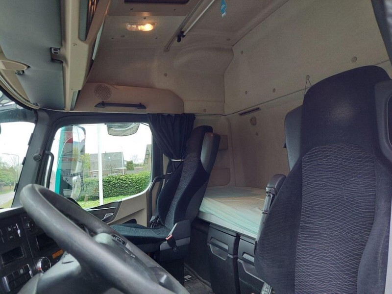 Interior photo 2: Tahač Mercedes-Benz Actros 1842