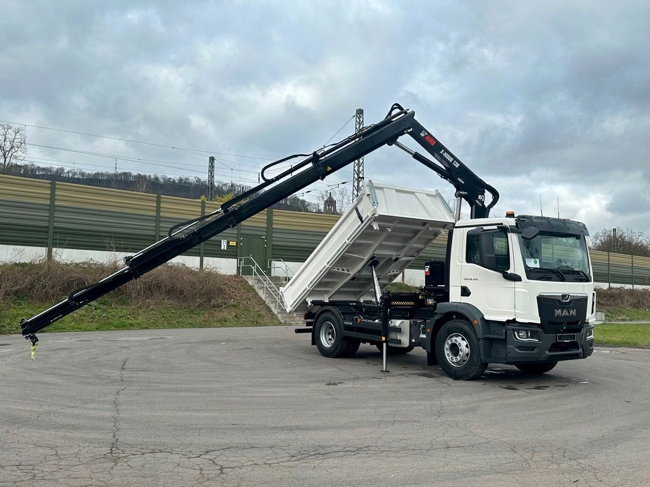 MAN TGM 18.320 4x2 Euro6e Hiab X-HiDuo 138DS-3 - Sklápěč, Auto s hydraulickou rukou: obrázek 1 MAN TGM 18.320 4x2 Euro6e Hiab X-HiDuo 138DS-3 - Sklápěč, Auto s hydraulickou rukou: obrázek 1