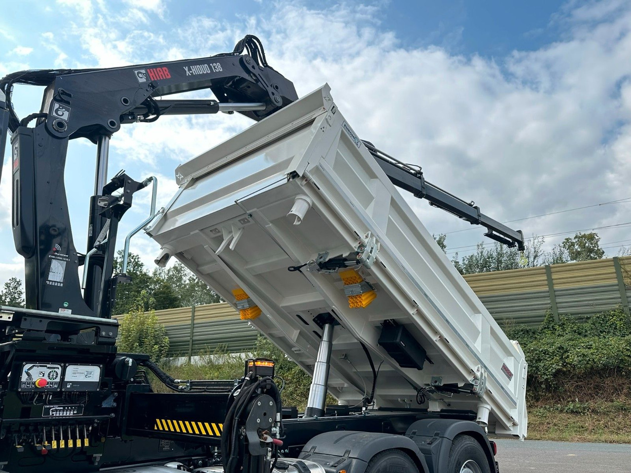 MAN TGS 28.440 6x4-4/3-Seiten- Kipper / Hiab 138-3 leasing MAN TGS 28.440 6x4-4/3-Seiten- Kipper / Hiab 138-3: obrázek 19