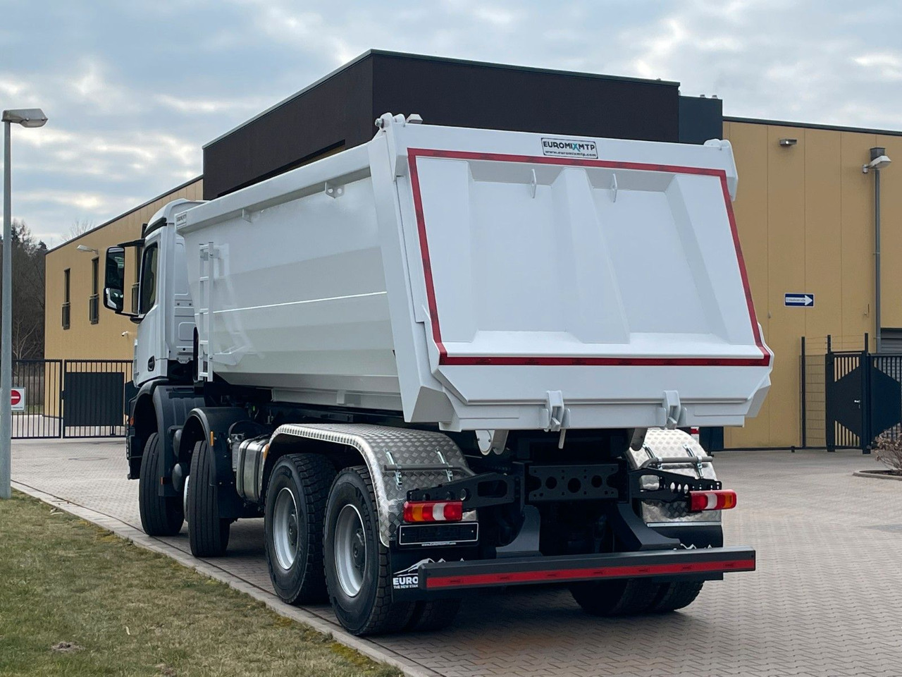 Mercedes-Benz 4142 8X4 Mulden- Kipper - EuromixMTP - Sklápěč: obrázek 5 Mercedes-Benz 4142 8X4 Mulden- Kipper - EuromixMTP - Sklápěč: obrázek 5