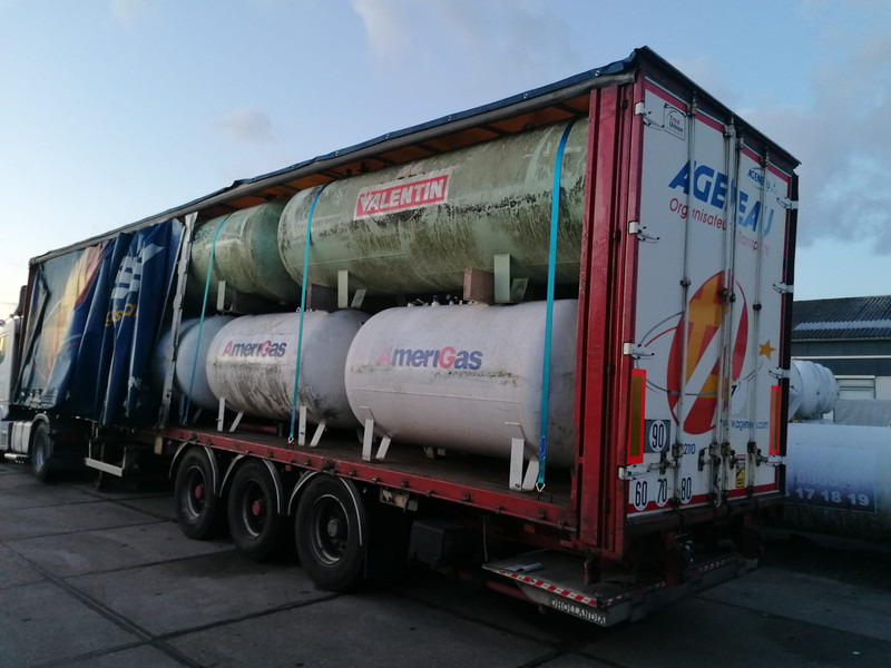 Curtain semi-trailer with used aboveground 2700 &4850L tanks Gas, Gaz, LPG, GPL, Propane, Butane tank ID 8.370 - Cisternový návěs: obrázek 1 Curtain semi-trailer with used aboveground 2700 &4850L tanks Gas, Gaz, LPG, GPL, Propane, Butane tank ID 8.370 - Cisternový návěs: obrázek 1