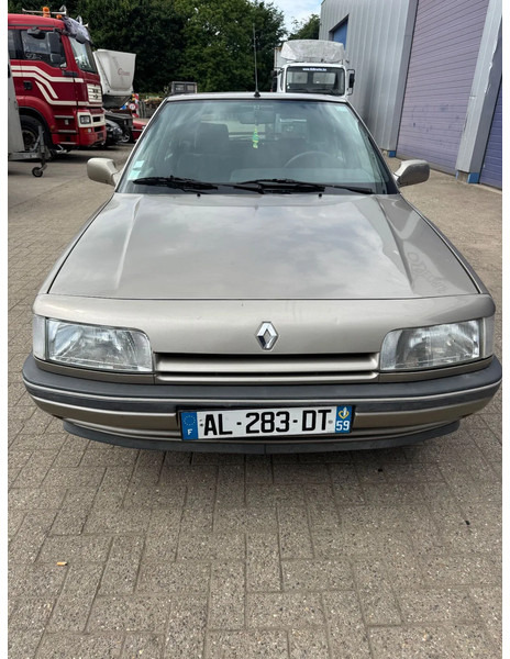 Renault 21 **PETROL-ESSENCE** - Sedan: obrázek 2 Renault 21 **PETROL-ESSENCE** - Sedan: obrázek 2