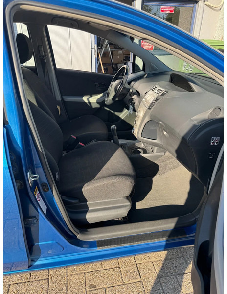 Hatchback Toyota Yaris **PETROL-ESSENCE-AC**: obrázek 15