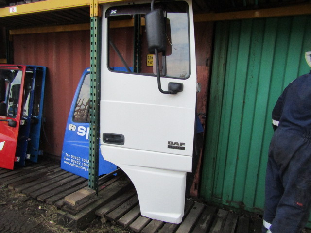 DAF XF 95 OFF/SIDE(DRIVERS) COMPLETE DOOR - Kabina a interiér pro Nákladní auto: obrázek 1 DAF XF 95 OFF/SIDE(DRIVERS) COMPLETE DOOR - Kabina a interiér pro Nákladní auto: obrázek 1