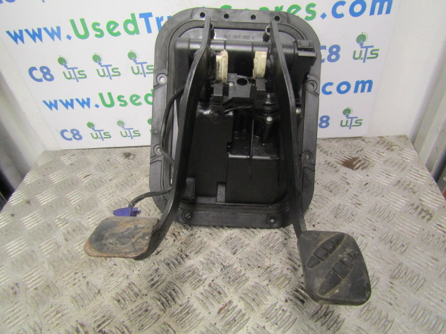 RENAULT MIDLUM DCI PEDAL BOX INC BRAKE VALVE + CLUTCH CYLINDER - Kabina a interiér pro Nákladní auto: obrázek 1 RENAULT MIDLUM DCI PEDAL BOX INC BRAKE VALVE + CLUTCH CYLINDER - Kabina a interiér pro Nákladní auto: obrázek 1