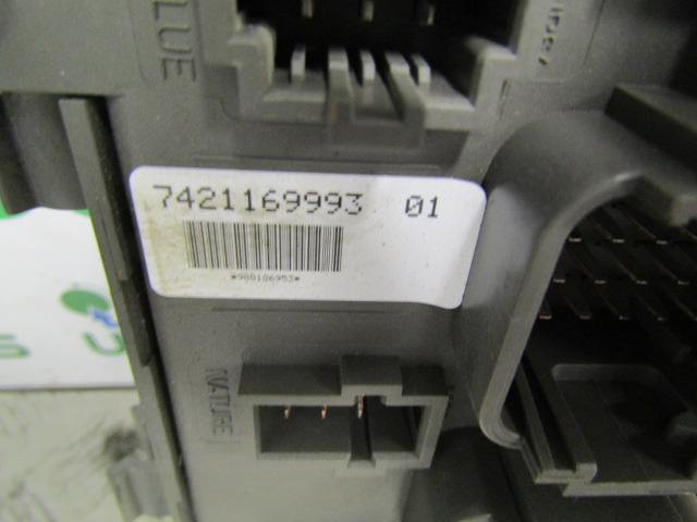 RENAULT MIDLUM DXI FUSE BOARD P/NO 7421169993-01 - Elektrický systém pro Nákladní auto: obrázek 3 RENAULT MIDLUM DXI FUSE BOARD P/NO 7421169993-01 - Elektrický systém pro Nákladní auto: obrázek 3