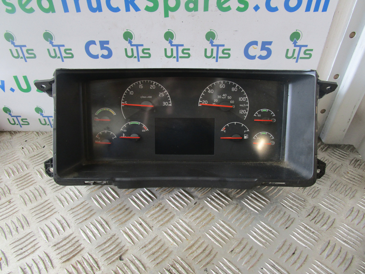 VOLVO FM12/FM9 CLOCK CLUSTER 20466984-P01 - Kabina a interiér pro Nákladní auto: obrázek 1 VOLVO FM12/FM9 CLOCK CLUSTER 20466984-P01 - Kabina a interiér pro Nákladní auto: obrázek 1