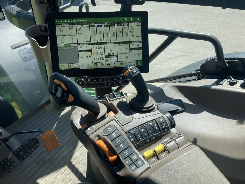 John Deere 6R215 - Traktor: obrázek 4 John Deere 6R215 - Traktor: obrázek 4