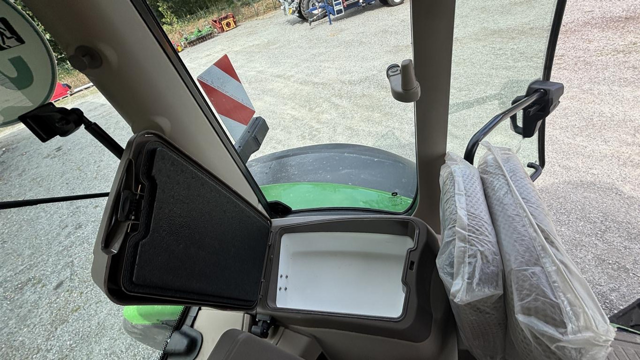 John Deere 6R215 - Traktor: obrázek 2 John Deere 6R215 - Traktor: obrázek 2