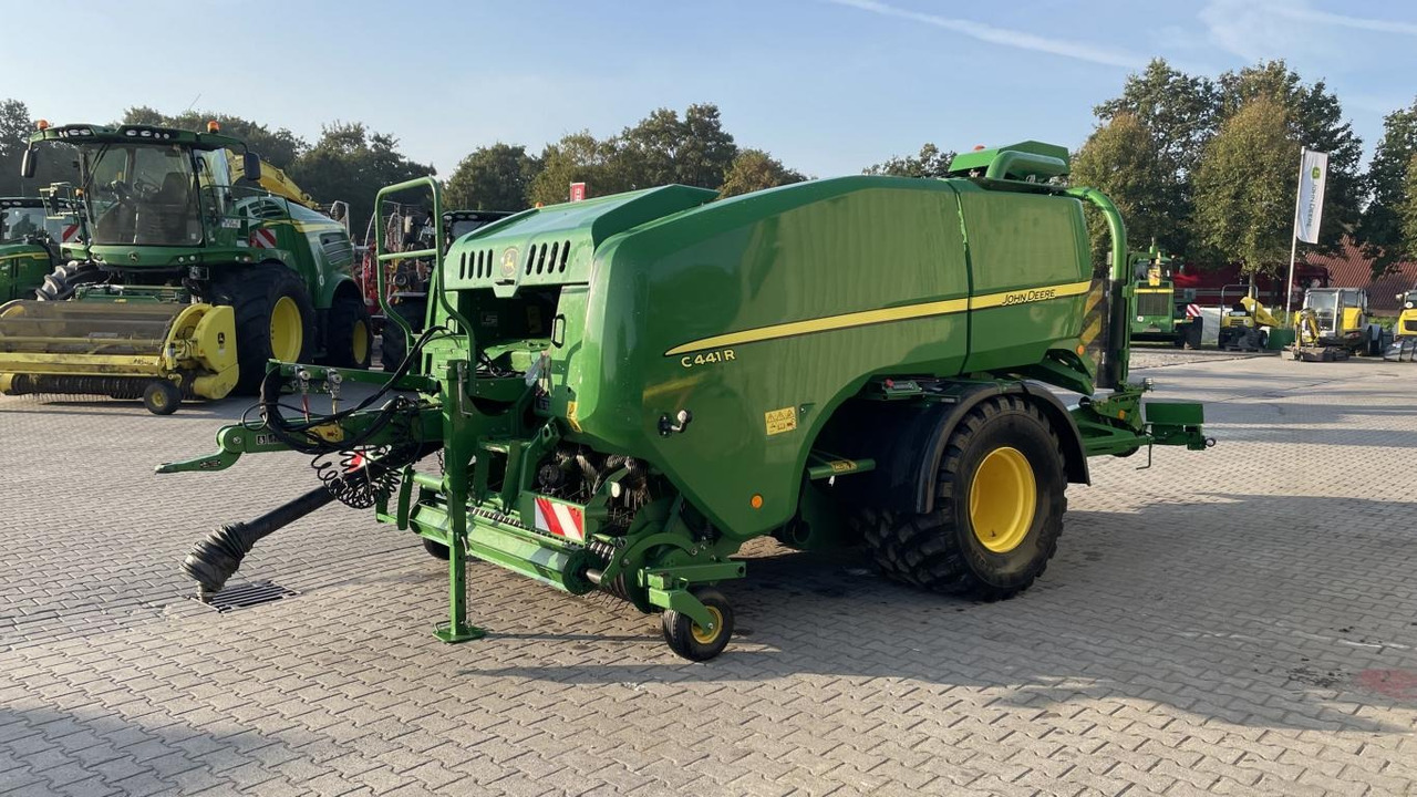 John Deere C441R - Stroj na sklizeň pícnin: obrázek 1 John Deere C441R - Stroj na sklizeň pícnin: obrázek 1