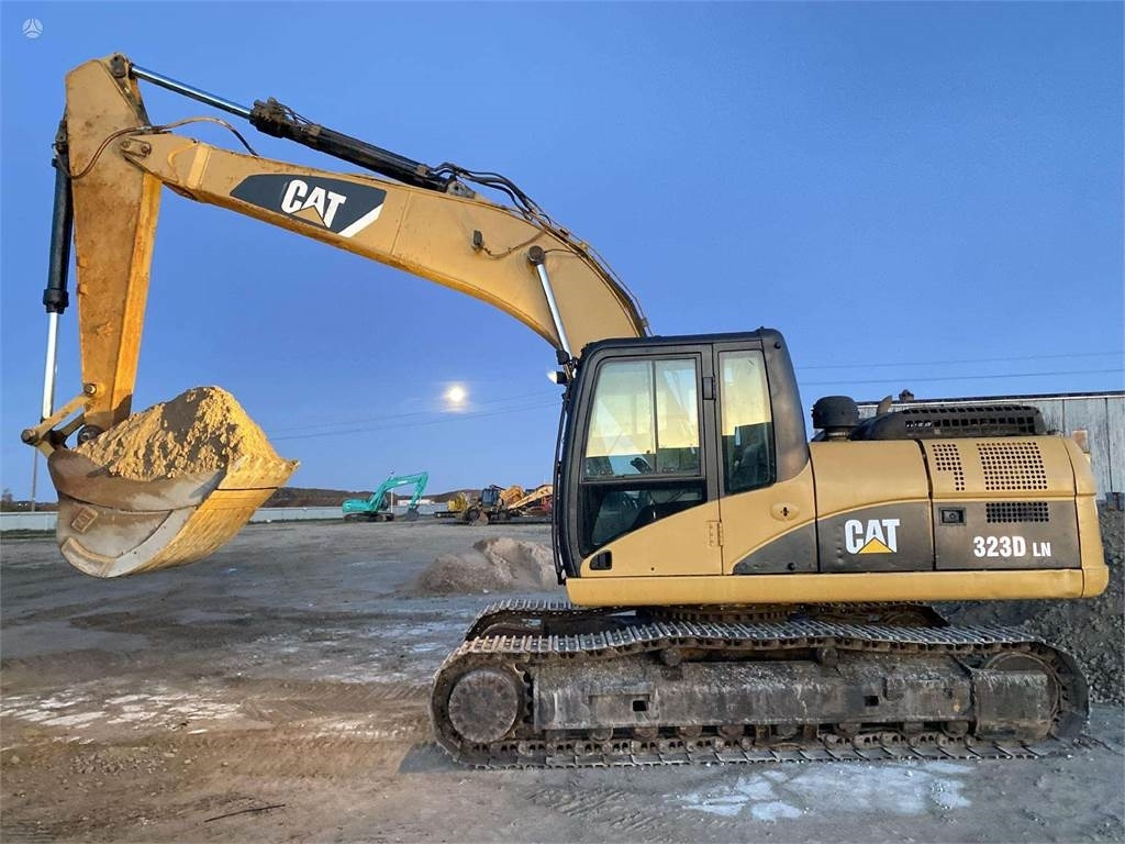 CAT 323 DLN - Pásové rýpadlo: obrázek 2 CAT 323 DLN - Pásové rýpadlo: obrázek 2