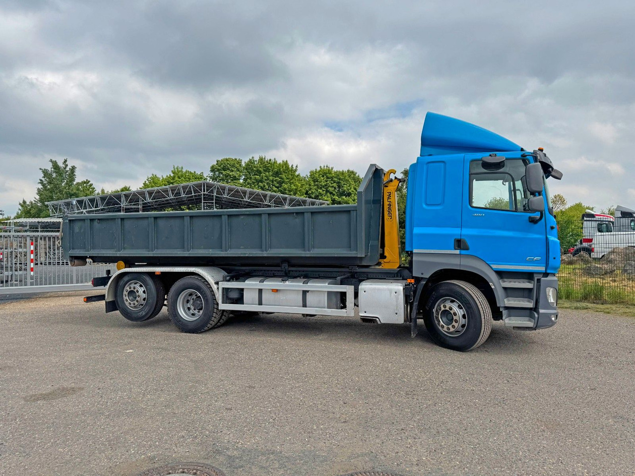DAF CF 480 6X2 Abroller Funk 8 Stück neue Pirelli DAF CF 480 6X2 Abroller Funk 8 Stück neue Pirelli - Hákový nosič kontejnerů: obrázek 1 DAF CF 480 6X2 Abroller Funk 8 Stück neue Pirelli DAF CF 480 6X2 Abroller Funk 8 Stück neue Pirelli - Hákový nosič kontejnerů: obrázek 1