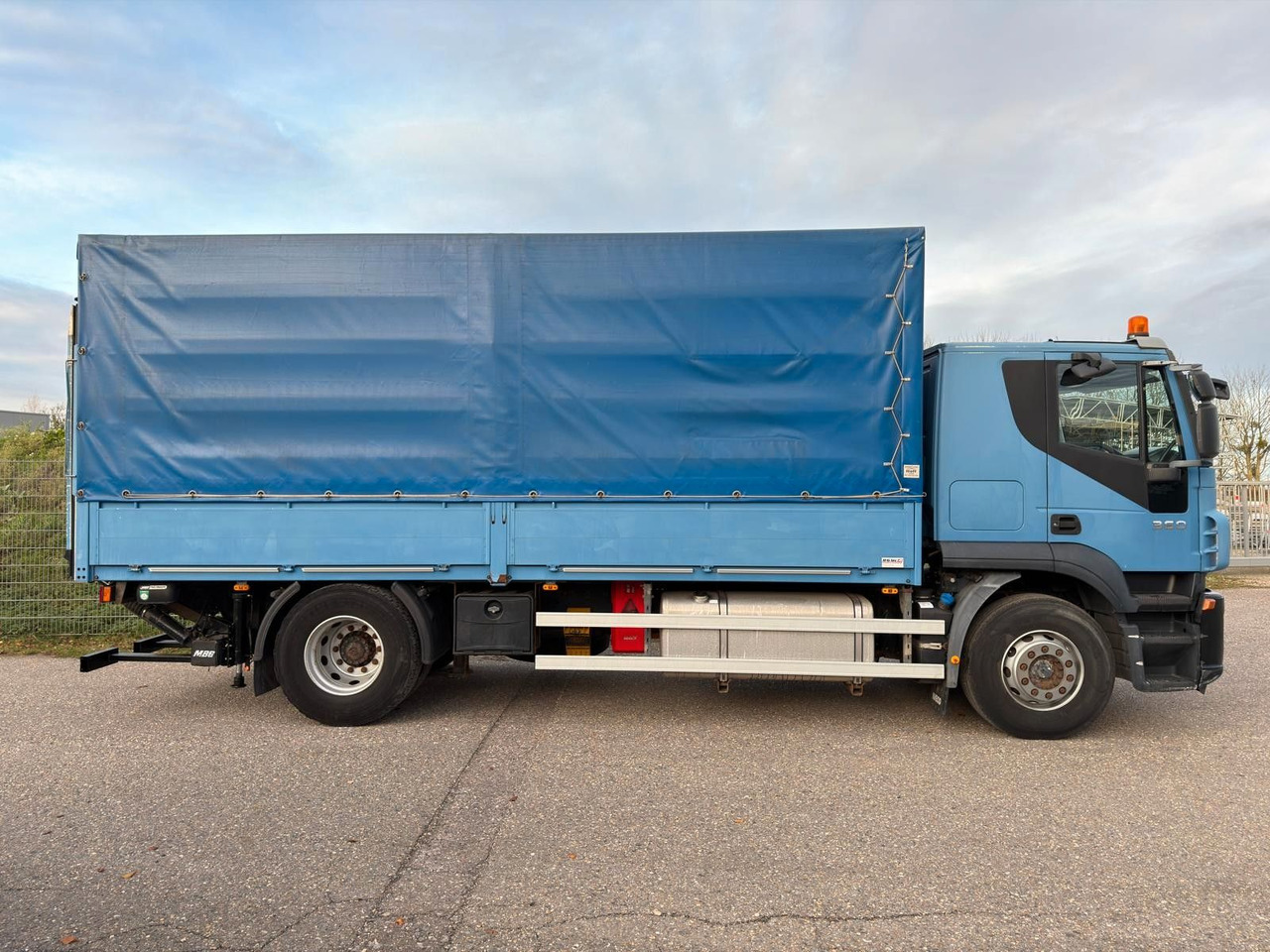 Iveco 190S36/9 Stralis Pritsche & Hebebühne 3 to. TOP - Plachtový nákladní auto: obrázek 4 Iveco 190S36/9 Stralis Pritsche & Hebebühne 3 to. TOP - Plachtový nákladní auto: obrázek 4