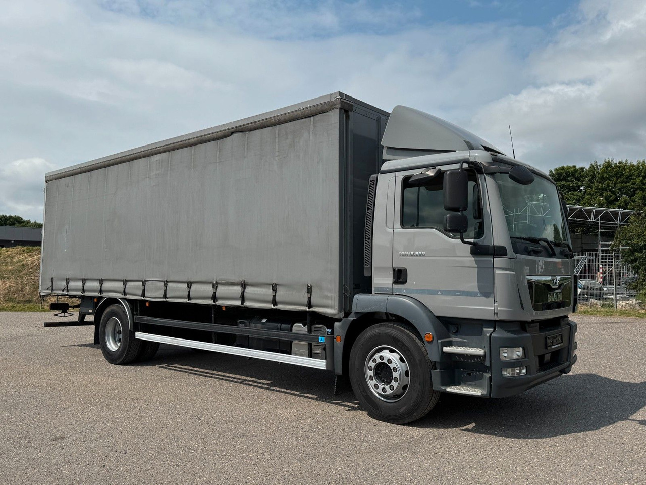 MAN 18.290 4X2 Koffer / Plane Top Zustand 8,30 Meter - Skříňový nákladní auto: obrázek 1 MAN 18.290 4X2 Koffer / Plane Top Zustand 8,30 Meter - Skříňový nákladní auto: obrázek 1