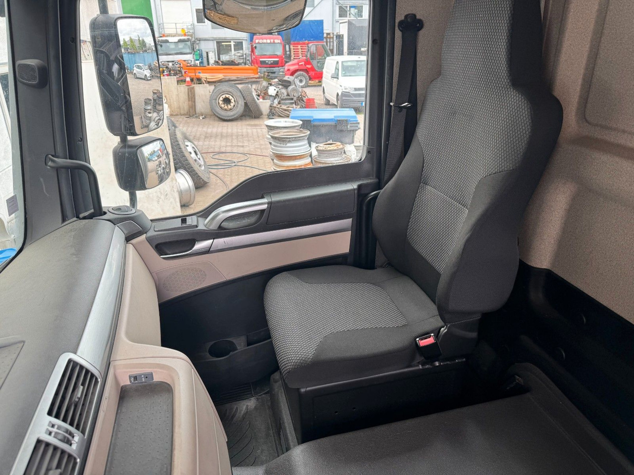 MAN 18.290 4X2 Koffer / Plane Top Zustand 8,30 Meter - Skříňový nákladní auto: obrázek 4 MAN 18.290 4X2 Koffer / Plane Top Zustand 8,30 Meter - Skříňový nákladní auto: obrázek 4