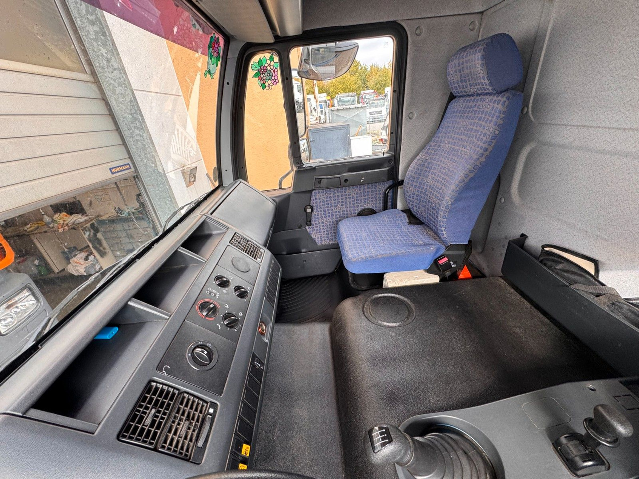 MAN 8.140 4X2 Pritsche Plane Original Km - Plachtová dodávka: obrázek 4 MAN 8.140 4X2 Pritsche Plane Original Km - Plachtová dodávka: obrázek 4