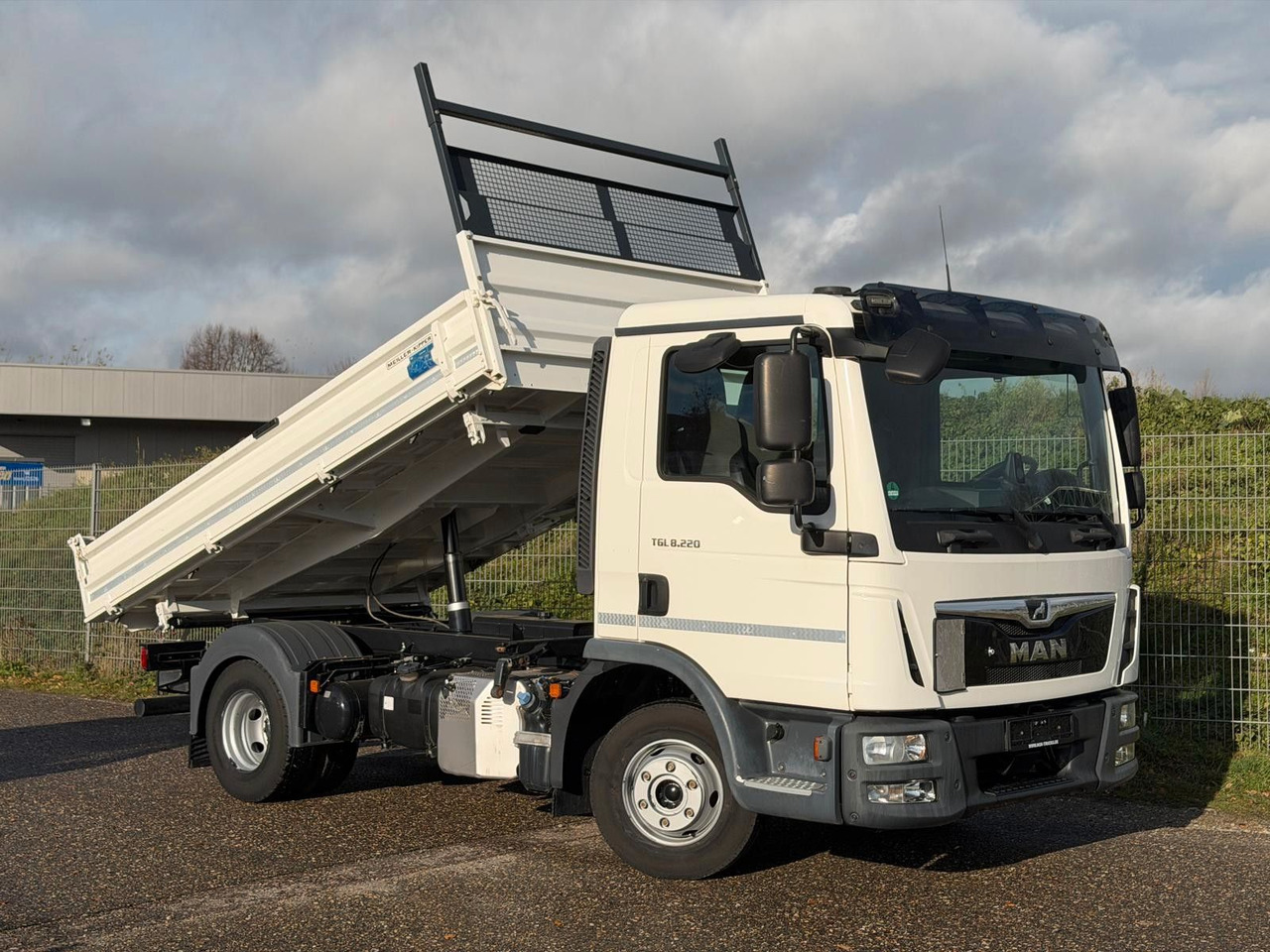 MAN 8.220 4x2 Meiller 3S. Kipper | TOP Zustand! - Dodávka sklápěč: obrázek 1 MAN 8.220 4x2 Meiller 3S. Kipper | TOP Zustand! - Dodávka sklápěč: obrázek 1