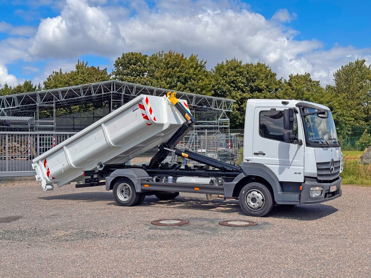 Mercedes-Benz 816 4X2 mit neuem Hyva Abroller Funk - Hákový nosič kontejnerů: obrázek 1 Mercedes-Benz 816 4X2 mit neuem Hyva Abroller Funk - Hákový nosič kontejnerů: obrázek 1