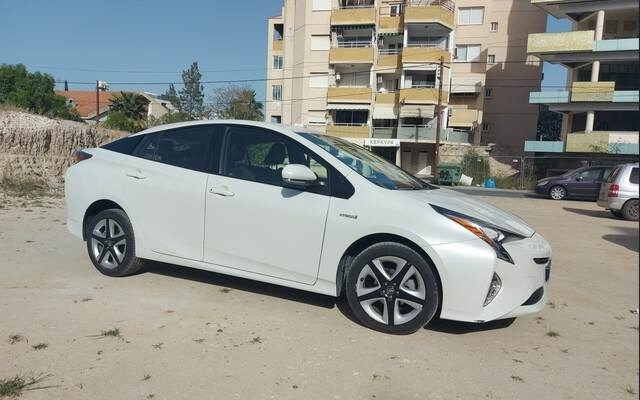 Toyota Prius Hybrid - Osobní auto: obrázek 4 Toyota Prius Hybrid - Osobní auto: obrázek 4