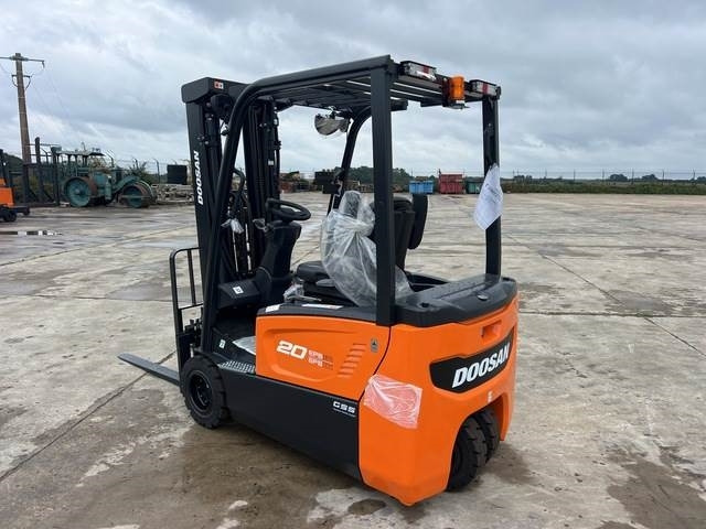 Doosan B20T-7 PLUS - Elektrický vysokozdvižný vozík: obrázek 2 Doosan B20T-7 PLUS - Elektrický vysokozdvižný vozík: obrázek 2