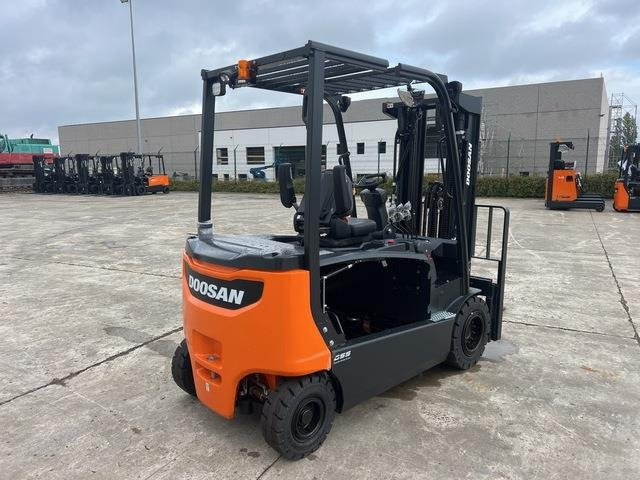 Doosan B30X-7 PLUS - Elektrický vysokozdvižný vozík: obrázek 3 Doosan B30X-7 PLUS - Elektrický vysokozdvižný vozík: obrázek 3