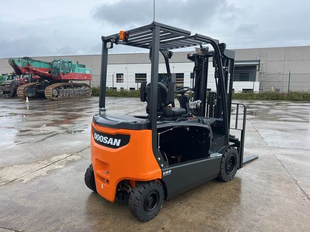 Doosan B30X-7 PLUS - Elektrický vysokozdvižný vozík: obrázek 3 Doosan B30X-7 PLUS - Elektrický vysokozdvižný vozík: obrázek 3