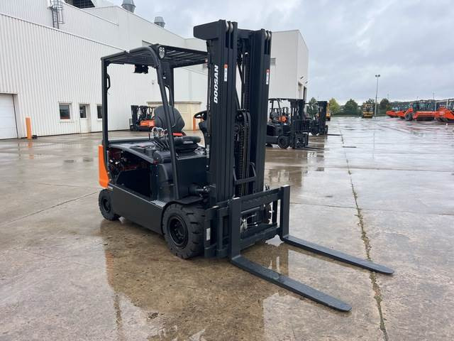 Doosan B35X-7 PLUS - Elektrický vysokozdvižný vozík: obrázek 4 Doosan B35X-7 PLUS - Elektrický vysokozdvižný vozík: obrázek 4