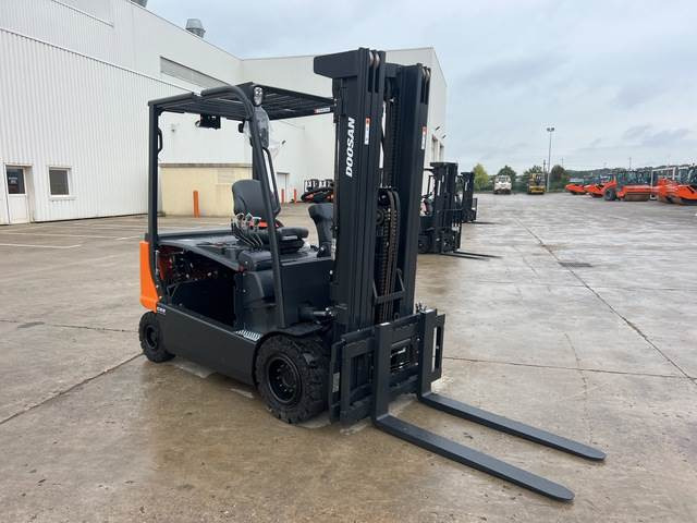 Doosan B35X-7 PLUS - Elektrický vysokozdvižný vozík: obrázek 4 Doosan B35X-7 PLUS - Elektrický vysokozdvižný vozík: obrázek 4