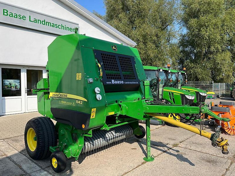 John Deere 842 HiFlow - Lis na válcové balíky: obrázek 1 John Deere 842 HiFlow - Lis na válcové balíky: obrázek 1