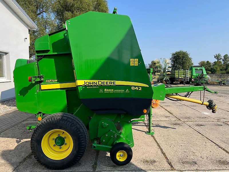 John Deere 842 HiFlow - Lis na válcové balíky: obrázek 2 John Deere 842 HiFlow - Lis na válcové balíky: obrázek 2
