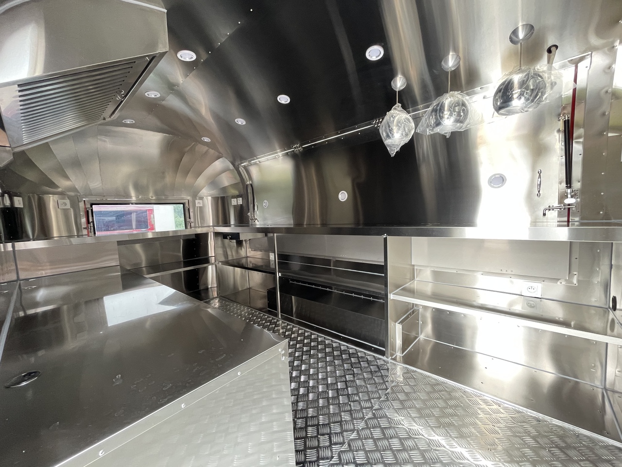 SHINE Spring BLACK - Prodejní přívěs: obrázek 4 SHINE Spring BLACK - Prodejní přívěs: obrázek 4