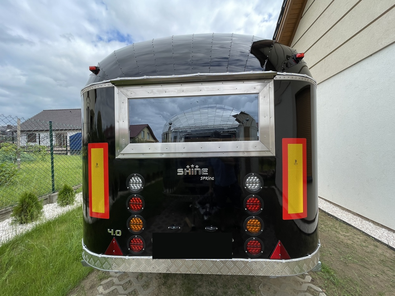 SHINE Spring BLACK - Prodejní přívěs: obrázek 3 SHINE Spring BLACK - Prodejní přívěs: obrázek 3