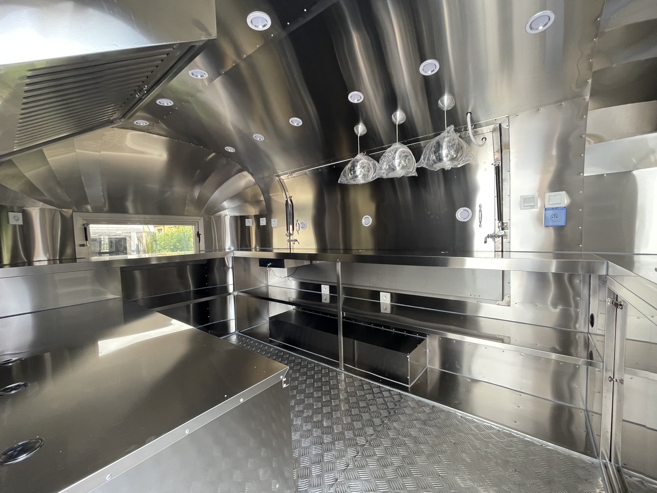 SHINE Spring BLACK - Prodejní přívěs: obrázek 5 SHINE Spring BLACK - Prodejní přívěs: obrázek 5