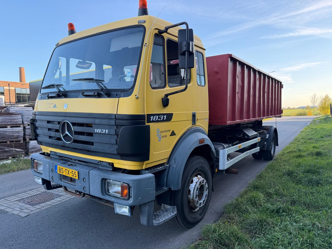 MERCEDES-BENZ SK 1831 - Hákový nosič kontejnerů: obrázek 2 MERCEDES-BENZ SK 1831 - Hákový nosič kontejnerů: obrázek 2