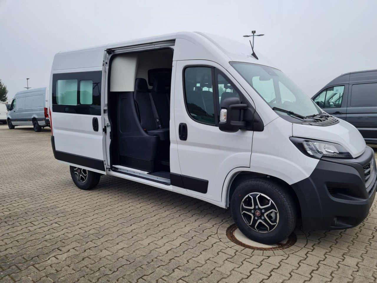 Fiat Ducato 35 Kasten Doka 7-Sitze 2x Schiebetür Maxi - Furgon, Dodávka s dvojitou kabinou: obrázek 3 Fiat Ducato 35 Kasten Doka 7-Sitze 2x Schiebetür Maxi - Furgon, Dodávka s dvojitou kabinou: obrázek 3