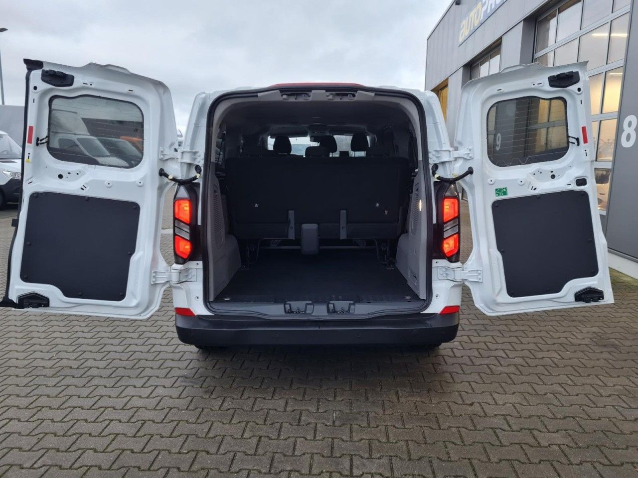 Ford Transit Custom Kombi 320 L2 Trend 9 Sitze KAMERA - Osobní auto: obrázek 5 Ford Transit Custom Kombi 320 L2 Trend 9 Sitze KAMERA - Osobní auto: obrázek 5