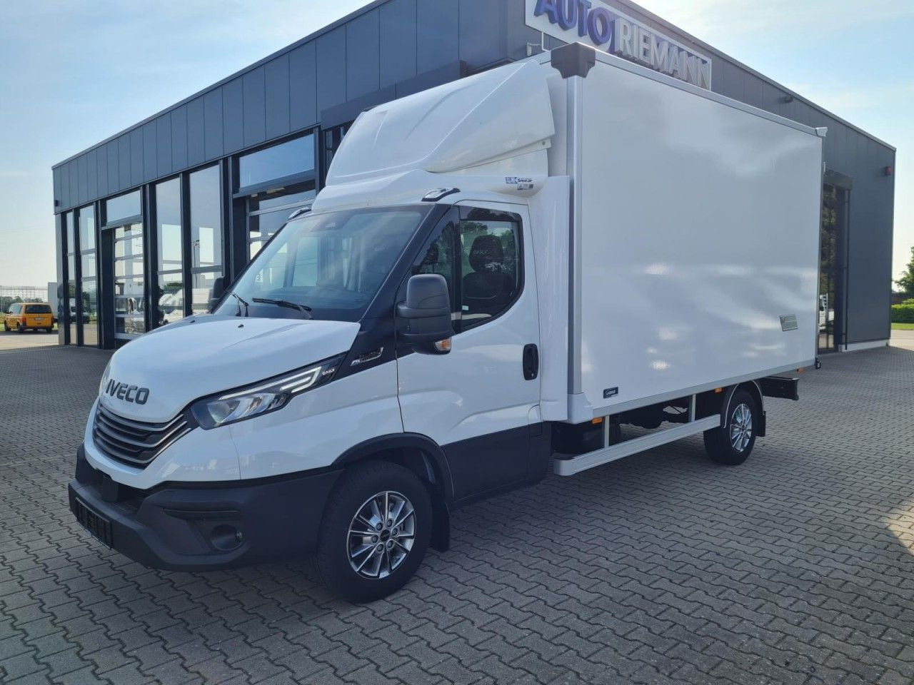 Iveco Daily 35S18 3.0 Koffer Hi Matic LM KAMERA NAVI - Dodávka skřín: obrázek 3 Iveco Daily 35S18 3.0 Koffer Hi Matic LM KAMERA NAVI - Dodávka skřín: obrázek 3