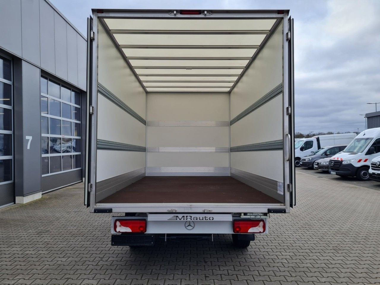 Mercedes-Benz Sprinter 315 Koffer lang MBux KLIMA NAVI TEMPOMA - Dodávka skřín: obrázek 5 Mercedes-Benz Sprinter 315 Koffer lang MBux KLIMA NAVI TEMPOMA - Dodávka skřín: obrázek 5