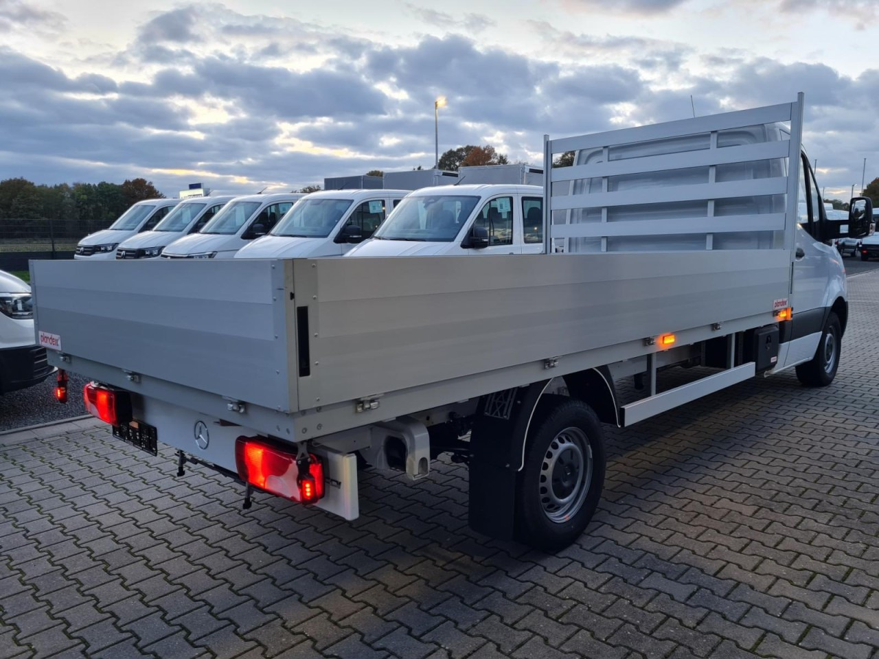 Mercedes-Benz Sprinter 317 CDI Pritsche L3 lang RWD KLIMA TEMPOMAT - Dodávka valník: obrázek 4 Mercedes-Benz Sprinter 317 CDI Pritsche L3 lang RWD KLIMA TEMPOMAT - Dodávka valník: obrázek 4