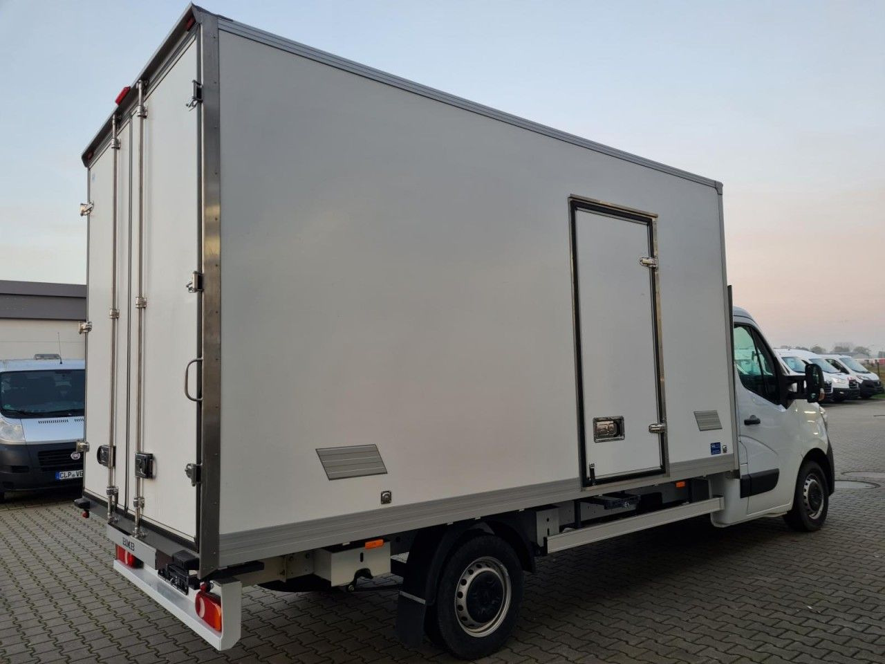 Renault Master 3.5t Möbel Koffer KLIMA LUFTFEDERUNG TEMP - Dodávka skřín: obrázek 4 Renault Master 3.5t Möbel Koffer KLIMA LUFTFEDERUNG TEMP - Dodávka skřín: obrázek 4