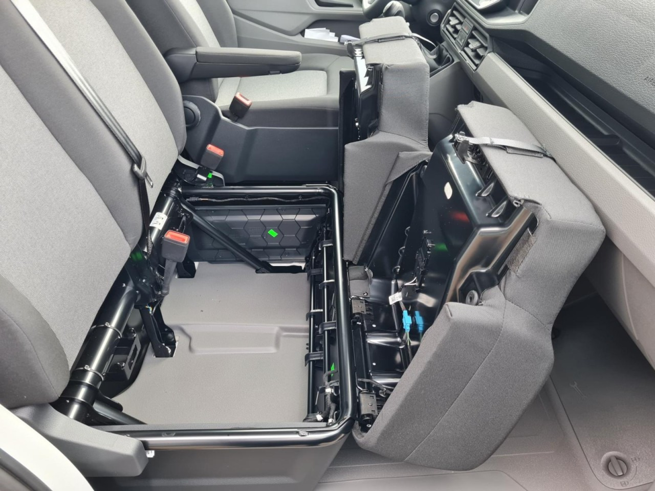 Furgon Volkswagen Crafter 35 Kasten TDI MR L3H3 PDC KLIMA TEMPOMAT: obrázek 16 Furgon Volkswagen Crafter 35 Kasten TDI MR L3H3 PDC KLIMA TEMPOMAT: obrázek 16