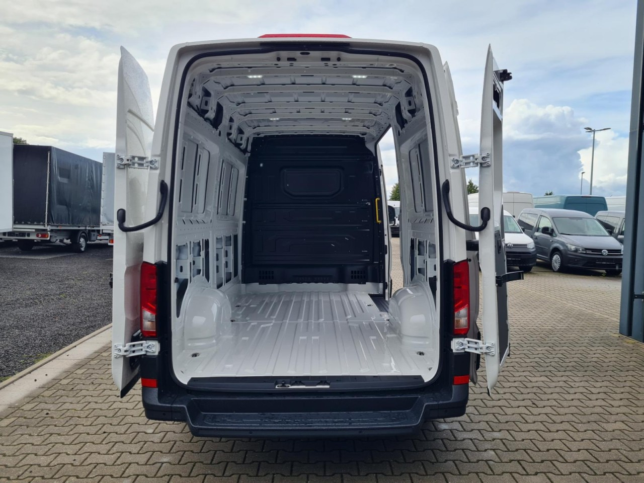Volkswagen Crafter 35 Kasten TDI MR L3H3 PDC KLIMA TEMPOMAT - Furgon: obrázek 5 Volkswagen Crafter 35 Kasten TDI MR L3H3 PDC KLIMA TEMPOMAT - Furgon: obrázek 5