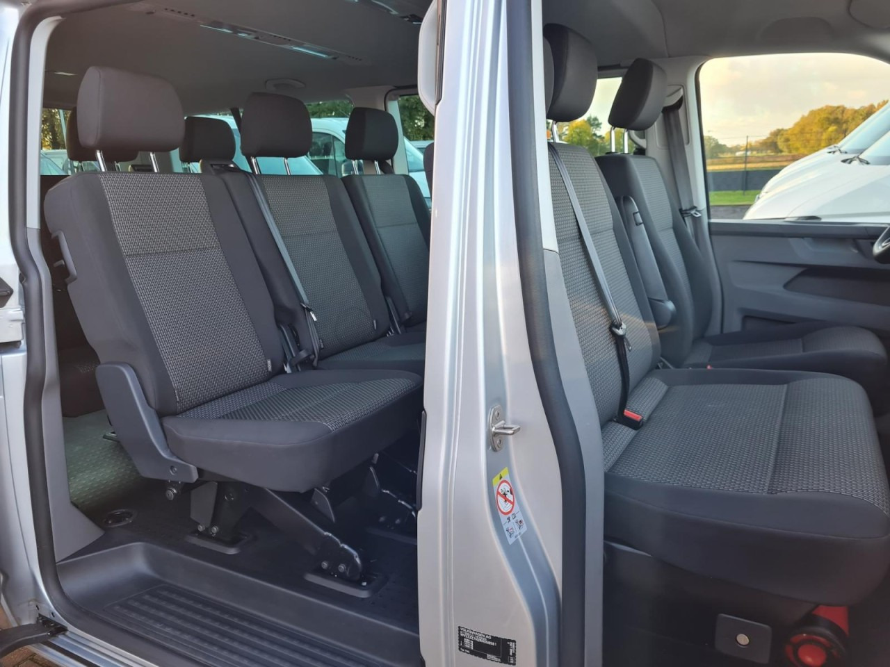 Volkswagen T6.1 Caravelle TDI lang 9 Sitzer 2 Schiebetüren Trendl. - Minibus, Mikrobus: obrázek 4 Volkswagen T6.1 Caravelle TDI lang 9 Sitzer 2 Schiebetüren Trendl. - Minibus, Mikrobus: obrázek 4