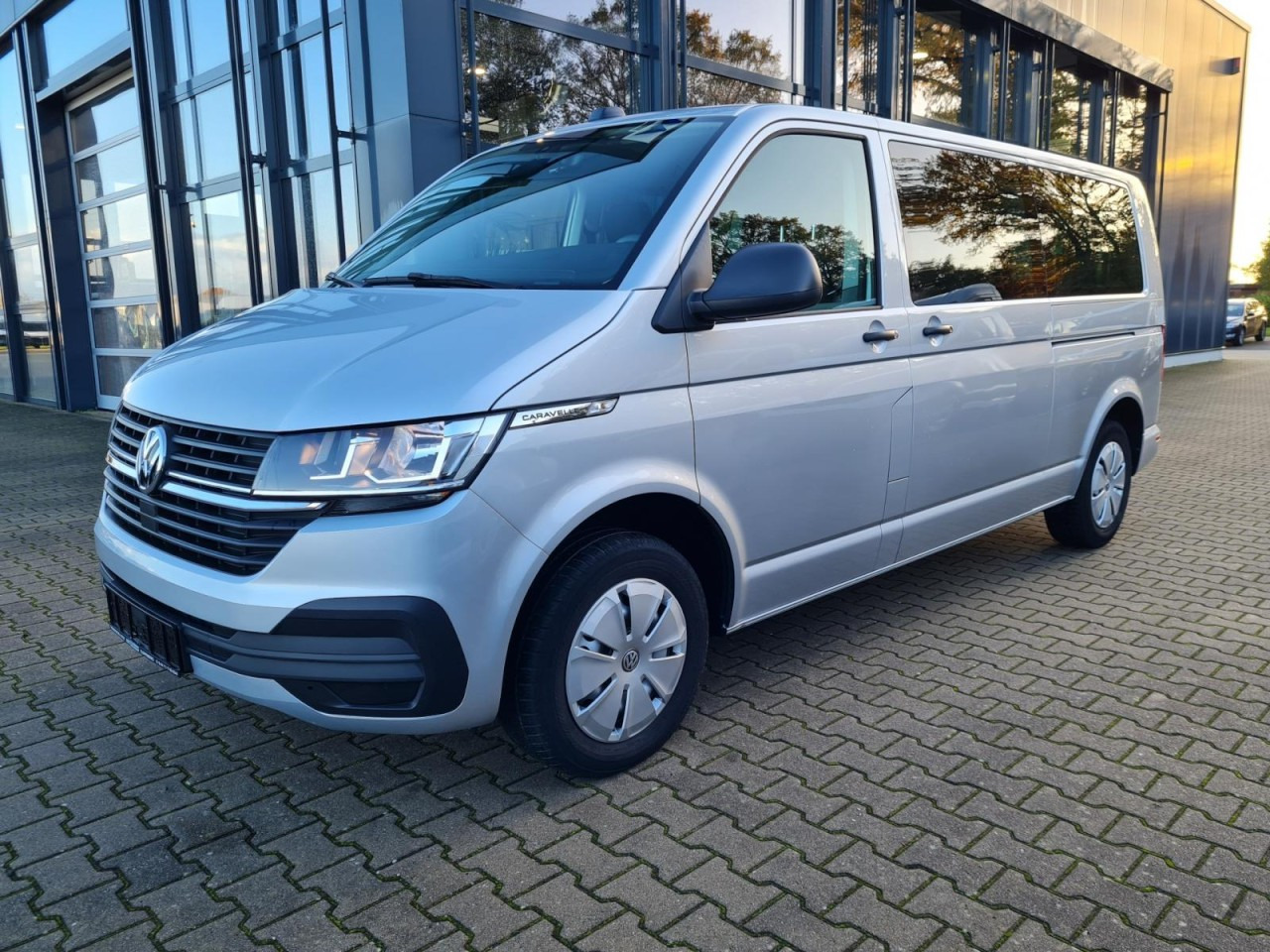 Volkswagen T6.1 Caravelle TDI lang 9 Sitzer 2 Schiebetüren Trendl. - Minibus, Mikrobus: obrázek 1 Volkswagen T6.1 Caravelle TDI lang 9 Sitzer 2 Schiebetüren Trendl. - Minibus, Mikrobus: obrázek 1