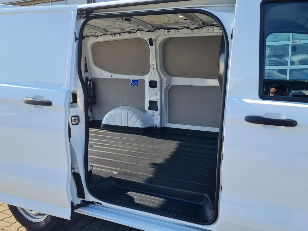 Volkswagen T7 Transporter Kasten TDi L1 Heckklappe KLIMA PDC - Malá dodávka: obrázek 4 Volkswagen T7 Transporter Kasten TDi L1 Heckklappe KLIMA PDC - Malá dodávka: obrázek 4