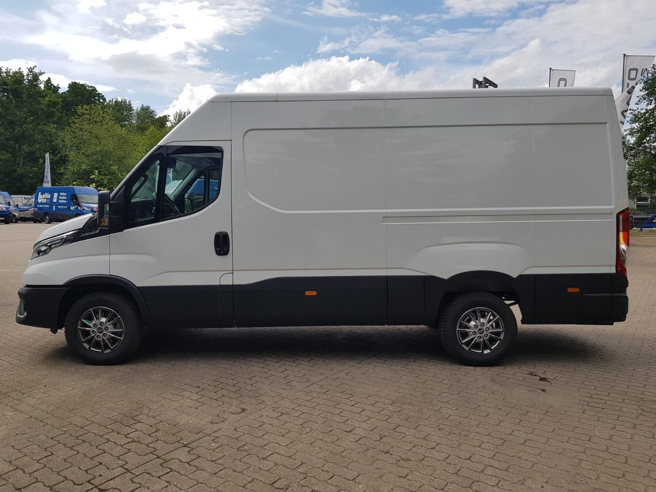 Iveco Daily 35S18HA8 V 3520L mit AHK, Rückfahrkamer... - Furgon: obrázek 2 Iveco Daily 35S18HA8 V 3520L mit AHK, Rückfahrkamer... - Furgon: obrázek 2