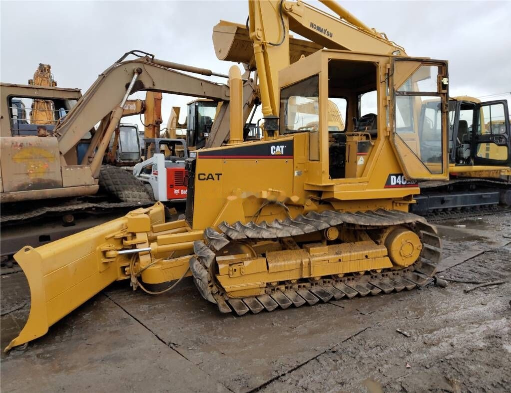 Caterpillar D4C - Buldozer: obrázek 3 Caterpillar D4C - Buldozer: obrázek 3