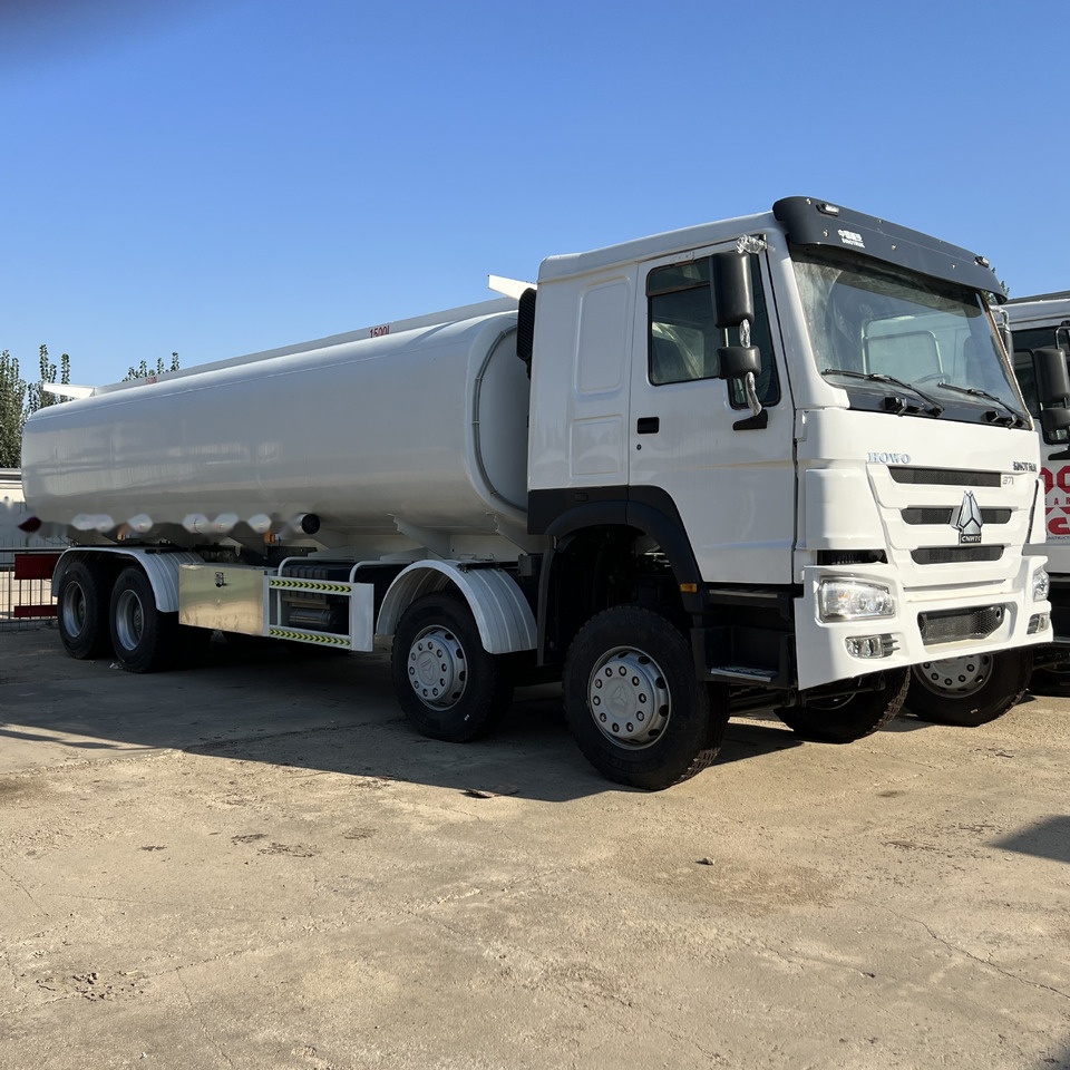 Sinotruk HOWO 371 8*4 Tank truck - Cisternové vozidlo: obrázek 1 Sinotruk HOWO 371 8*4 Tank truck - Cisternové vozidlo: obrázek 1