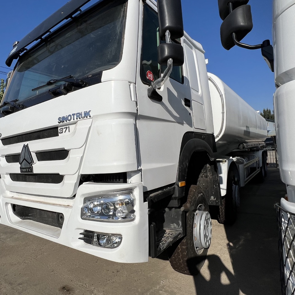 Sinotruk HOWO 371 8*4 Tank truck - Cisternové vozidlo: obrázek 4 Sinotruk HOWO 371 8*4 Tank truck - Cisternové vozidlo: obrázek 4