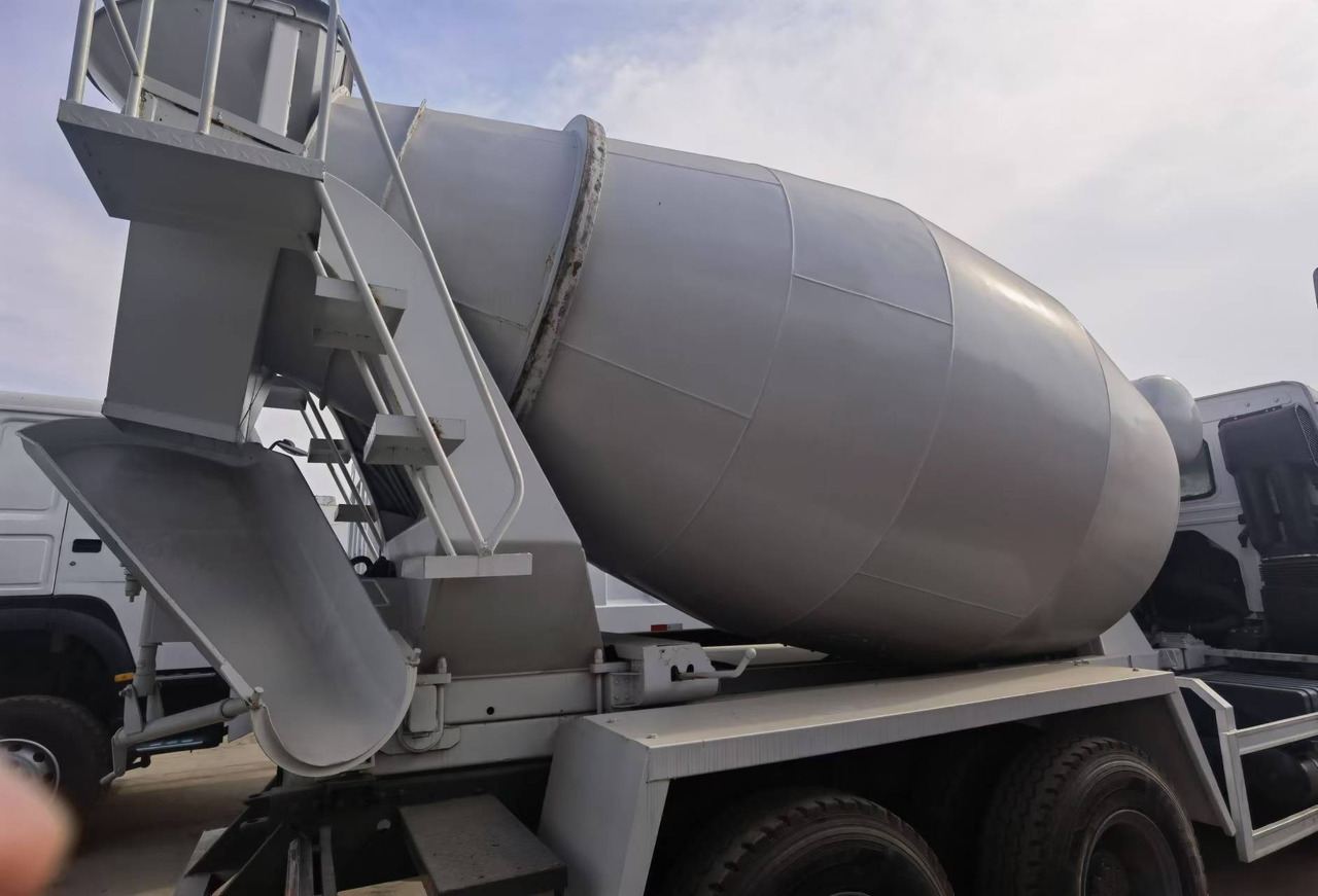 Sinotruk HOWO 371 Concrete mixer truck - Autodomíchávač: obrázek 3 Sinotruk HOWO 371 Concrete mixer truck - Autodomíchávač: obrázek 3
